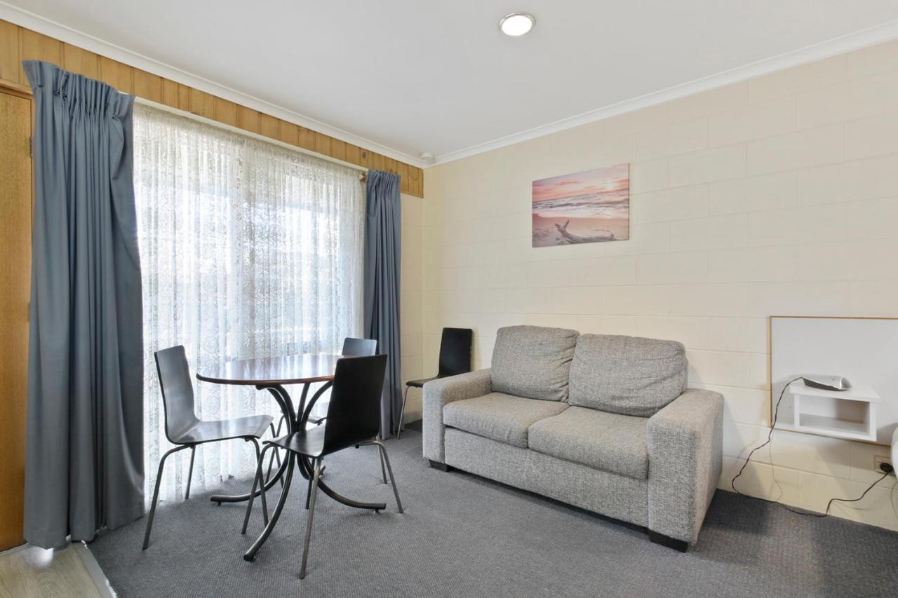 Cunningham Shore Motel Lakes Entrance Exterior photo